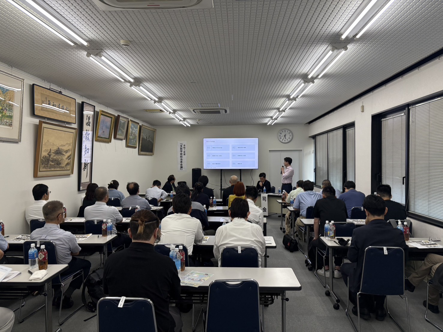 柔道整復師会等で補助金制度について案内する様子